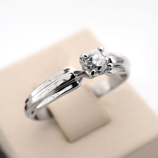 Кольцо из белого золота с бриллиантами