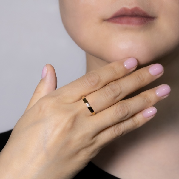 Кольцо из красного золота с бриллиантом