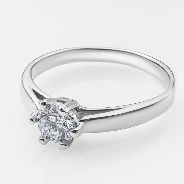 Кольцо из белого золота с бриллиантом