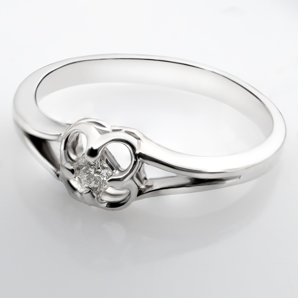 Кольцо из белого золота с бриллиантом