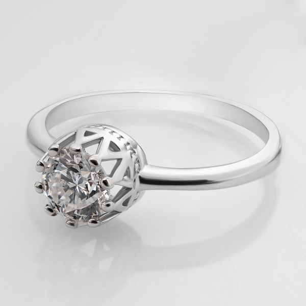 Кольцо из белого золота с бриллиантом