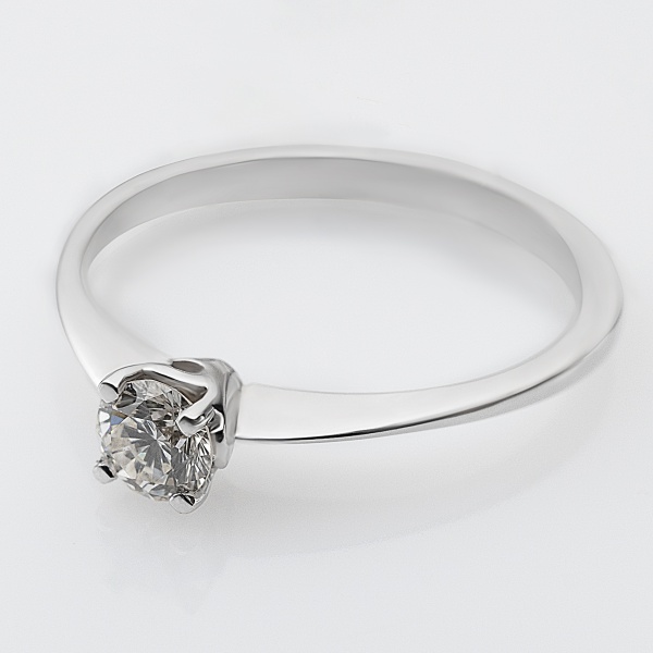 Кольцо из белого золота с бриллиантом