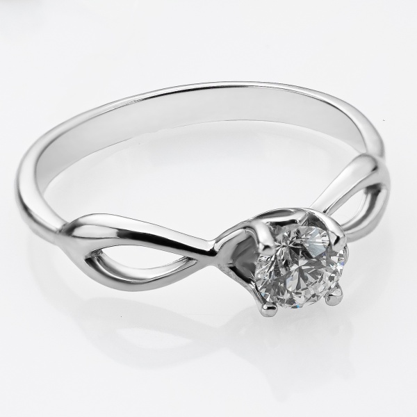 Кольцо из белого золота с бриллиантом