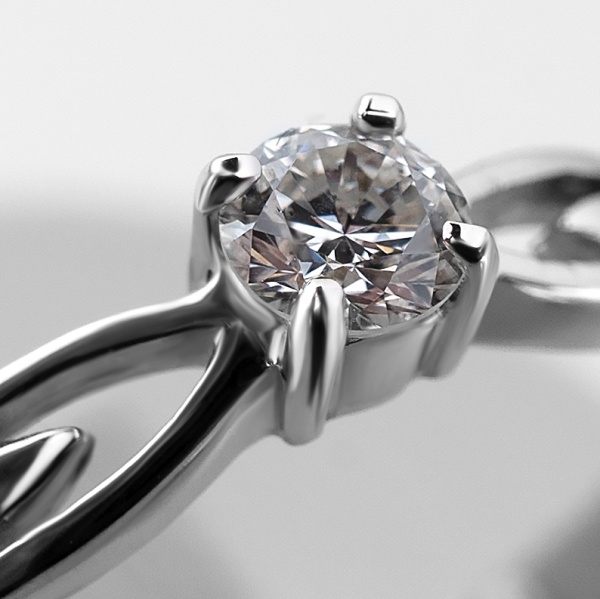 Кольцо из белого золота с бриллиантом