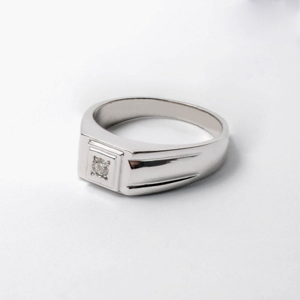 Кольцо из белого золота с бриллиантом