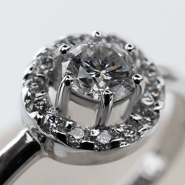 Кольцо из белого золота с бриллиантами