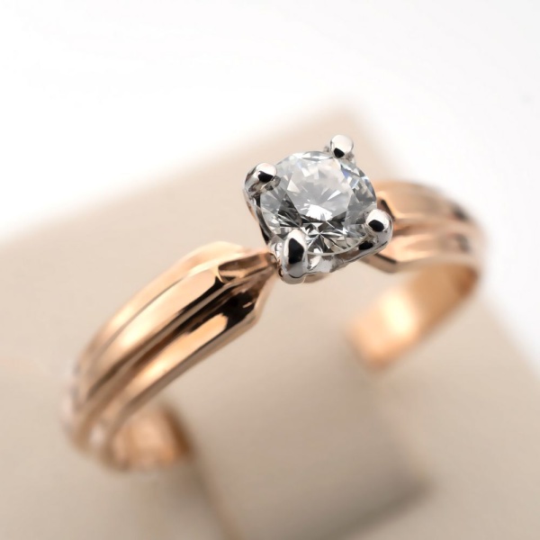 Кольцо из комбинированного золота с бриллиантом