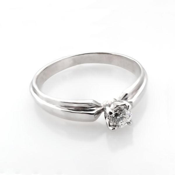 Кольцо из белого золота с бриллиантом