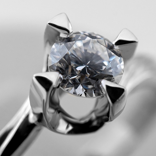 Кольцо из белого золота с бриллиантом