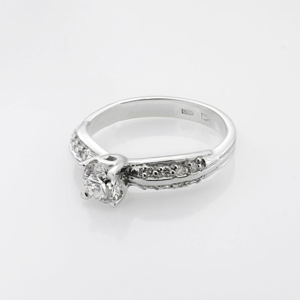 Кольцо из белого золота с бриллиантами