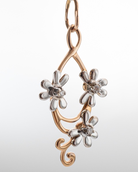 Подвеска из комбинированного золота с бриллиантами