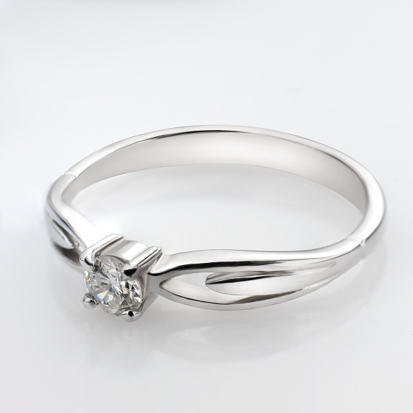 Кольцо из белого золота с бриллиантом