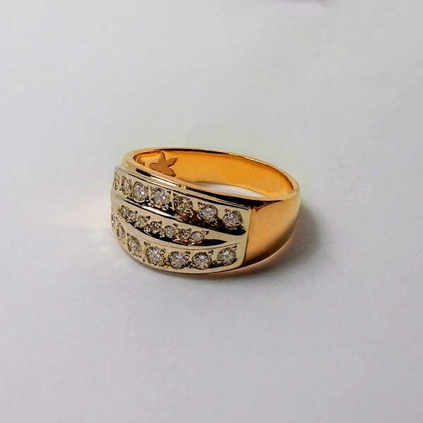 Кольцо из комбинированного золота с бриллиантами