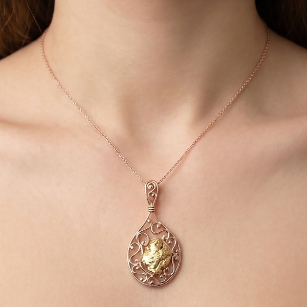 Подвеска из красного золота с самородком