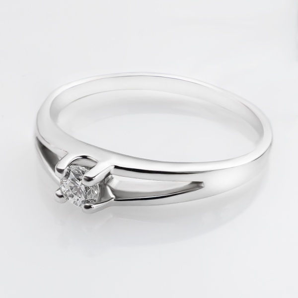 Кольцо из белого золота с бриллиантом