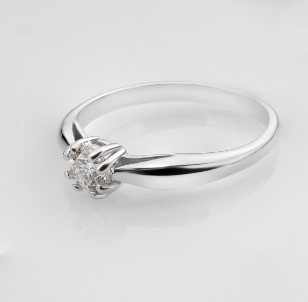 Кольцо из белого золота с бриллиантом