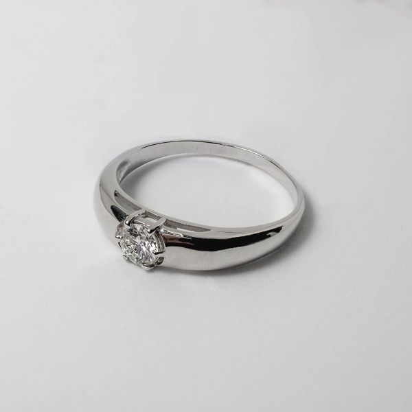 Кольцо из белого золота с бриллиантом