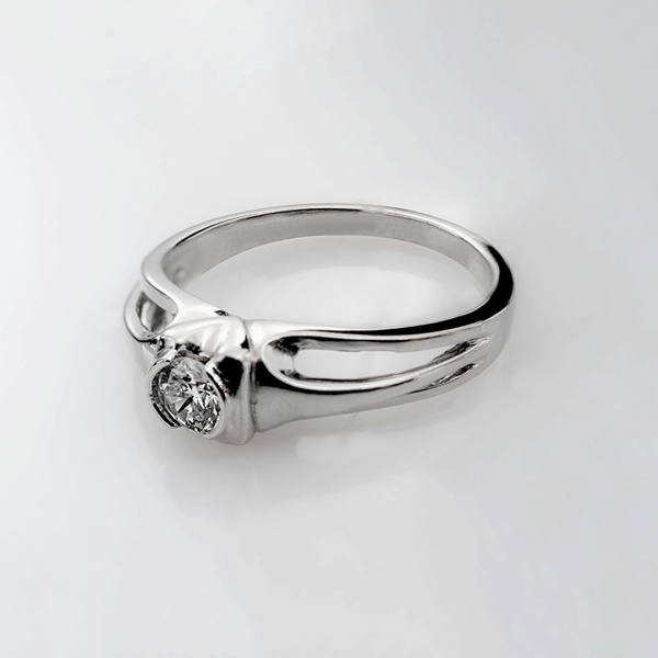 Кольцо из белого золота с бриллиантом