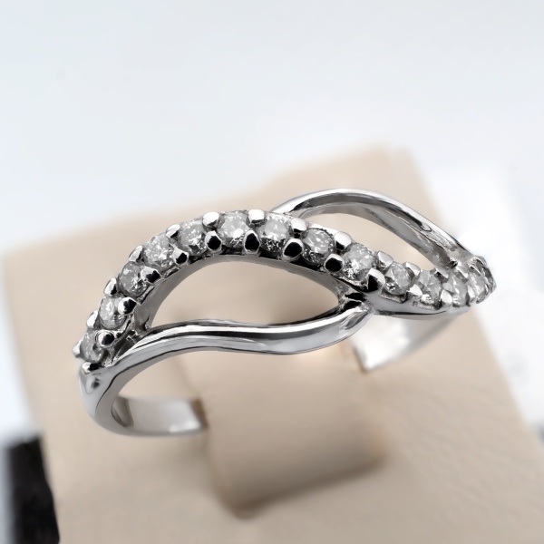 Кольцо из белого золота с бриллиантами