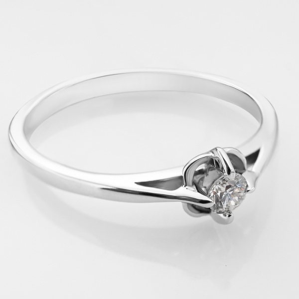 Кольцо из белого золота с бриллиантом