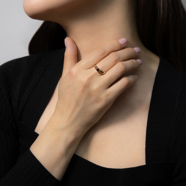 Кольцо из красного золота с гранатом