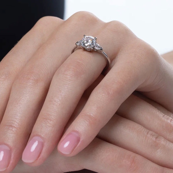 Кольцо из белого золота с бриллиантами