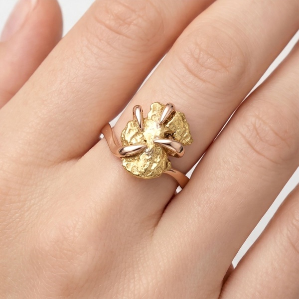 Кольцо из красного золота с самородком