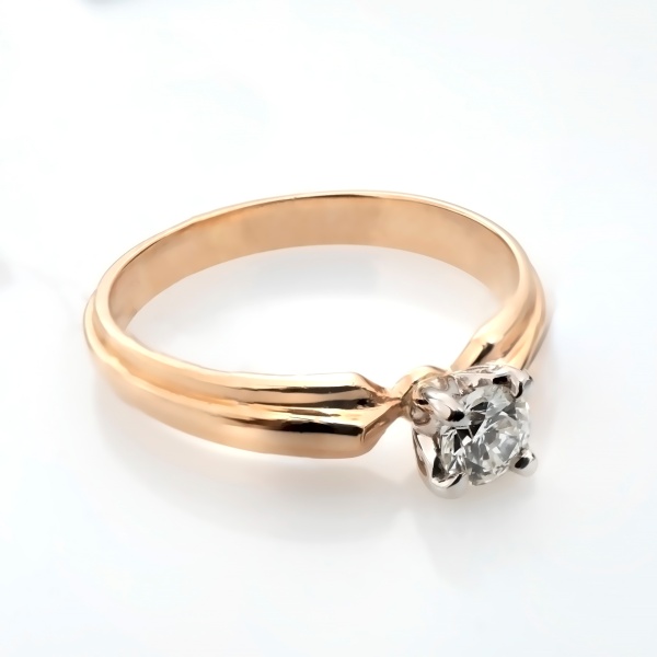 Кольцо из комбинированного золота с бриллиантом