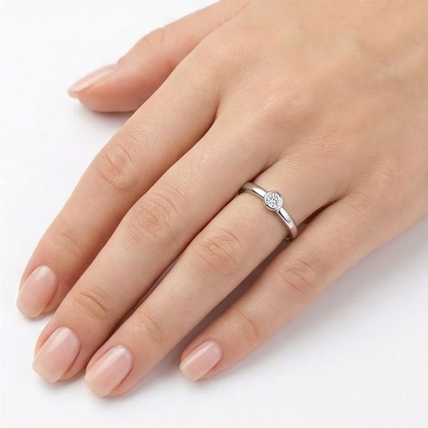 Кольцо из белого золота с бриллиантом