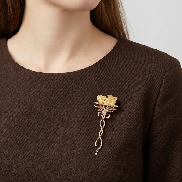 Брошь из красного золота с самородком