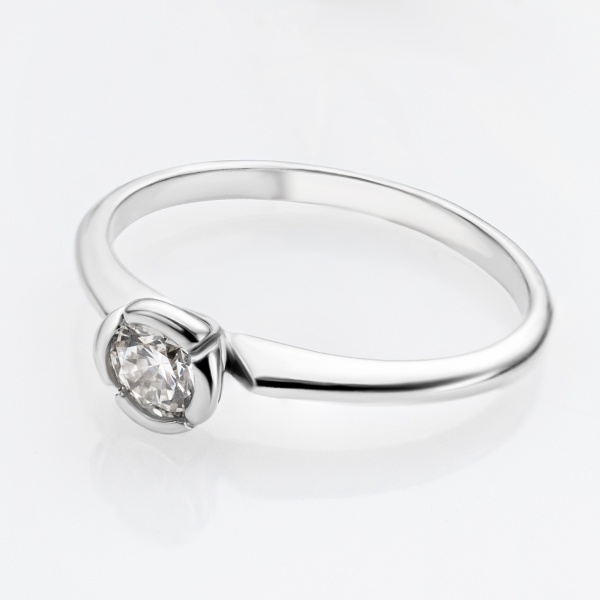 Кольцо из белого золота с бриллиантом