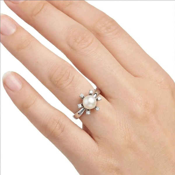 Кольцо из белого золота с жемчугом и бриллиантами