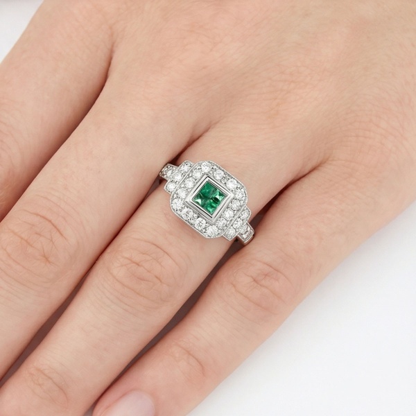 Кольцо из белого золота с изумрудпт и бриллиантами