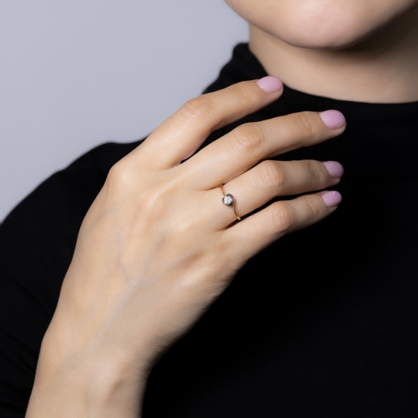 Кольцо из комбинированного золота с бриллиантом