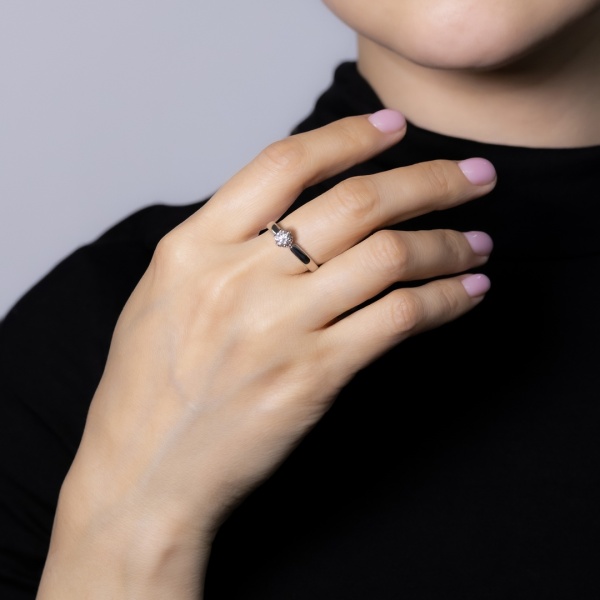 Кольцо из белого золота с бриллиантом