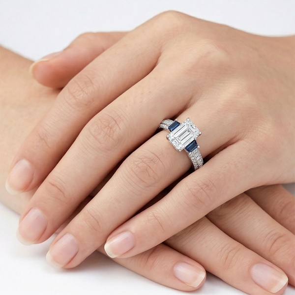 Кольцо из белого золота с бриллиантами