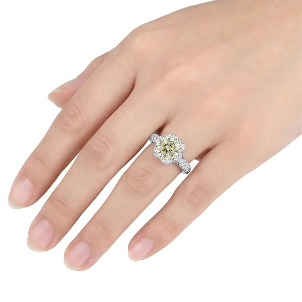 Кольцо из белого золота с бриллиантами