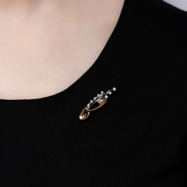 Брошь из комбинированного золота с бриллиантами