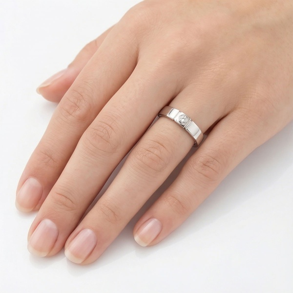 Кольцо из белого золота с бриллиантом