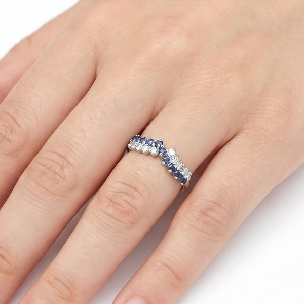 Кольцо из белого золота с сапфирами и бриллиантами