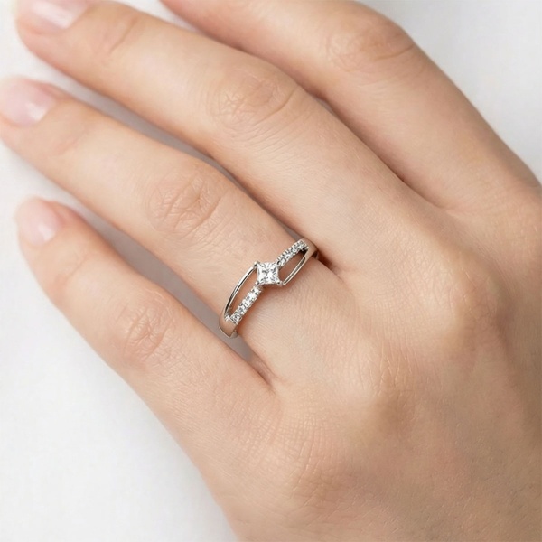 Кольцо из белого золота с бриллиантами