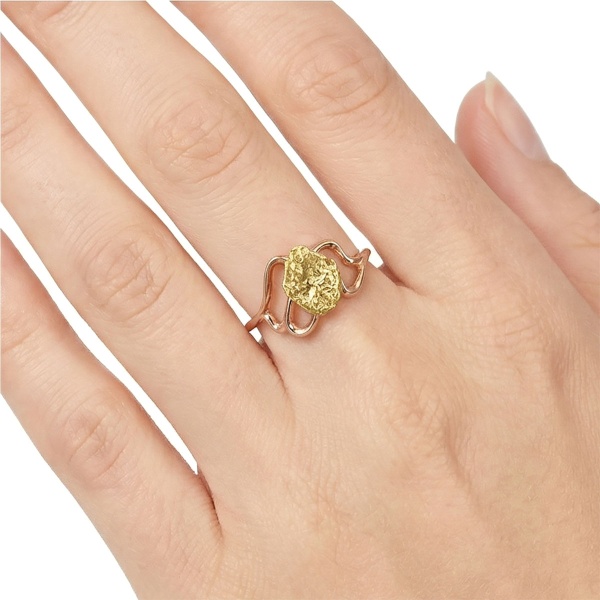 Кольцо из красного золота с самородком