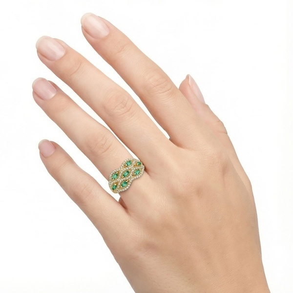 Кольцо из желтого золота с изумрудпт и бриллиантами