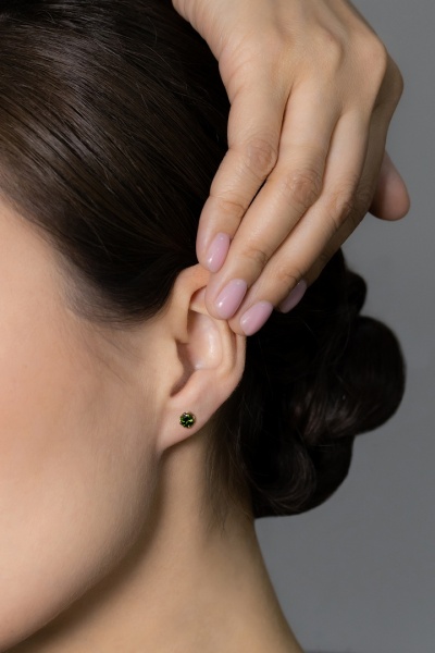 Серьги из красного золота с хромдиопсидом