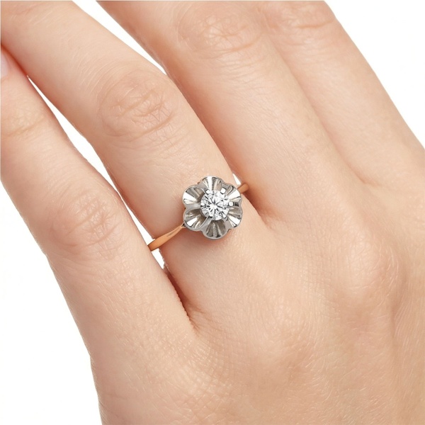 Кольцо из комбинированного золота с бриллиантом