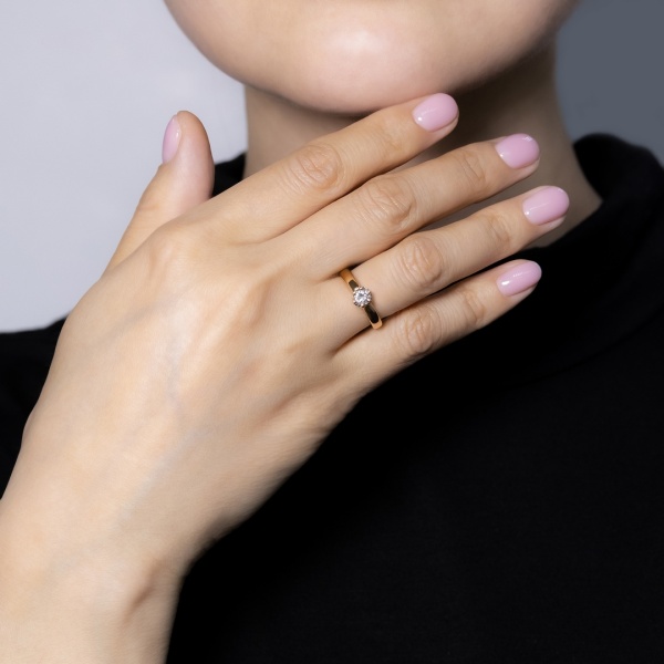 Кольцо из красного золота с бриллиантом