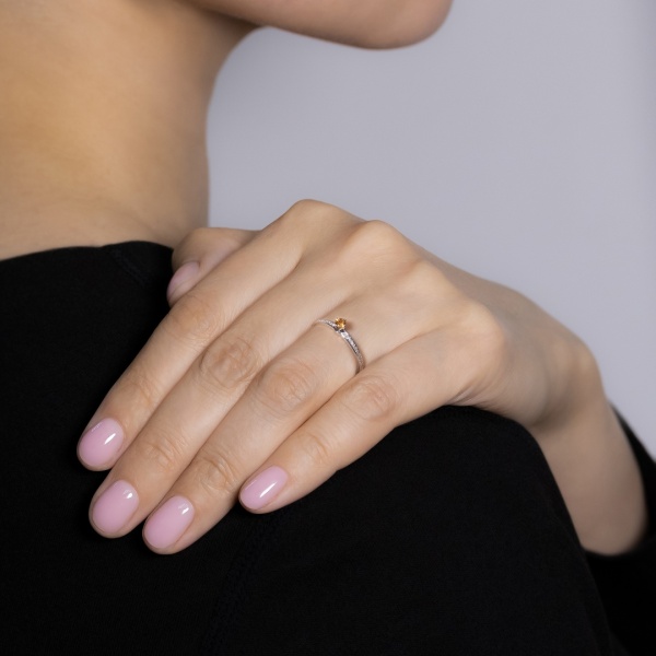 Кольцо из белого золота с сапфиром и бриллиантами