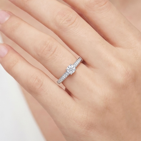 Кольцо из родированного золота с бриллиантами